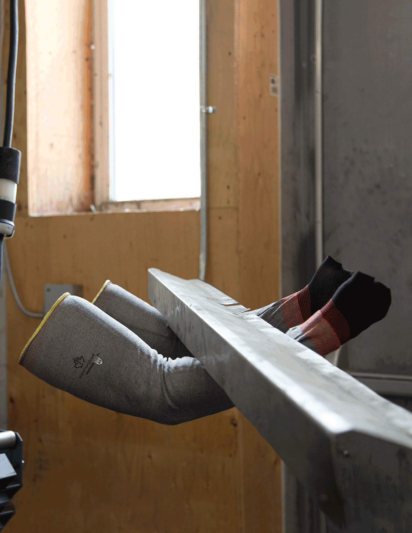Manchon de protection anti-coupure tenant une pièce d'acier
