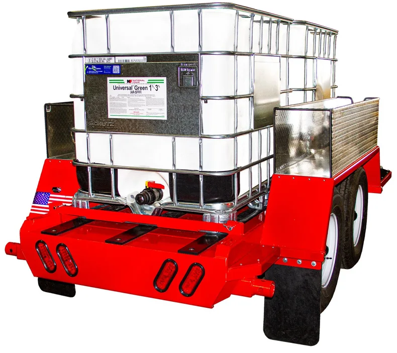 Remorque de transport de mousse « National Foam » destinée à la distribution mobile de mousse anti-incendie.