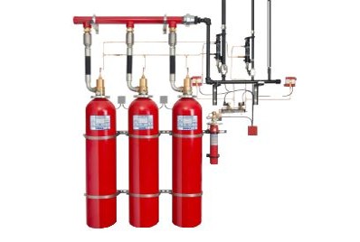 Système d'extinction d'incendie à agent propre Sapphire Plus 70 Bar, comprenant trois bouteilles de stockage d'agent reliées à un collecteur de décharge commun, une bouteille pilote et des dispositifs de détection