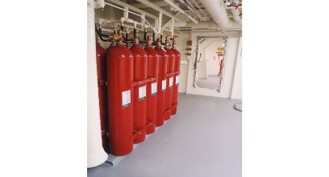 Système d'extinction d'incendie à CO₂ haute pression destiné au secteur maritime, comprenant un ensemble de bouteilles de stockage de dioxyde de carbone installées à bord d'un navire, conçu pour assurer une protection rapide contre les incendies dans les salles des machines, les locaux techniques et autres zones à risque à bord des navires 